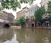 838725 Gezicht op de Stadhuisbrug te Utrecht, met het Stadhuis en rechts de panden Oudegracht 167-lager, vanaf de werf ...